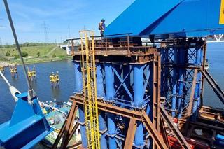 Nasuwanie przęsła łukowego na konstrukcję mostu