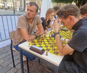 Szachiści opanowali centrum Torunia. Turniej błyskawiczny na Rynku Staromiejskim