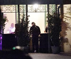 Anna Lewandowska w nocy pali elektryczne papierosy