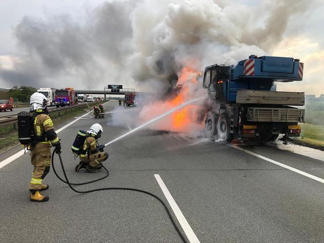 Dźwig stanął w ogniu na autostradzie A2. Słup dymu było widać z daleka