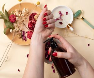 Manicure na wiosnę zachwyca prostotą. Zapomnij o mocnych kolorach i bogatych zdobieniach