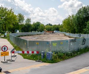 Odkrywkowa budowa tunelu tramwajowego pod parkiem Pięciu Sióstr na Ochocie