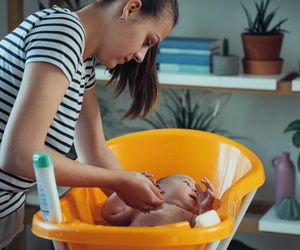 Czy zachłyśnięcie wodą z wanienki grozi suchym utonięciem? Wyjaśniamy