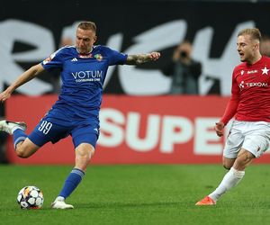 Rafał Mikulec w spotkaniu z Miedzią Legnica nabawił się bardzo groźnie wyglądającej kontuzji. Zawodnik długo opatrywany był na murawie, skąd zabrała do karetka