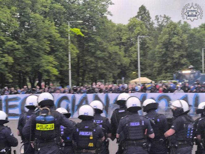 Przed meczem Polska-Mołdawia na Stadionie Śląskim miało dojść do bijatyki. Wkroczyła policja