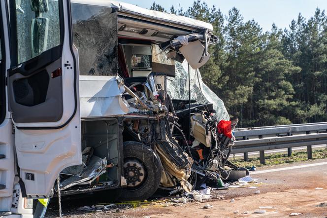 Wypadek polskiego autokaru w Niemczech. Autobus zderzył się z ciężarówkami, została miazga