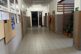 Zmyli ślady krwi po makabrze w szkole. Uczniowie zostali zwolnieni z lekcji