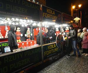 Ciężarówka Coca-cola w Białymstoku! Świąteczna atrakcja przyciągnęła tłumy mieszkańców na Rynek Kościuszki