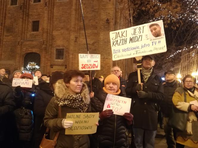 Manifestacja w obronie sądownictwa na Rynku Staromiejskim w Toruniu