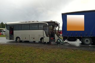 Wypadek szkolnego autokaru z ciężarówką w pow. chełmskim