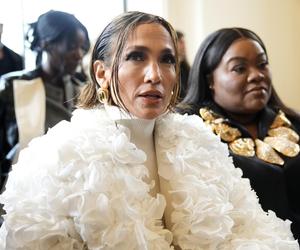 Jennifer Lopez wije się prawie naga! 55-latka coraz gorętsza