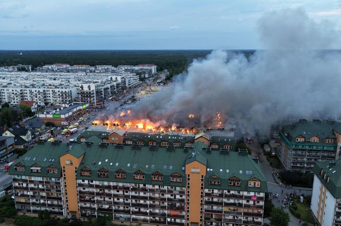Pożar w Ząbkach. Strażacy przeszukują pogorzelisko