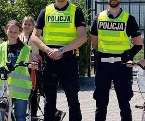 Pożar na polu uprawnym w Przybranowie. Policjanci uratowali kobietę