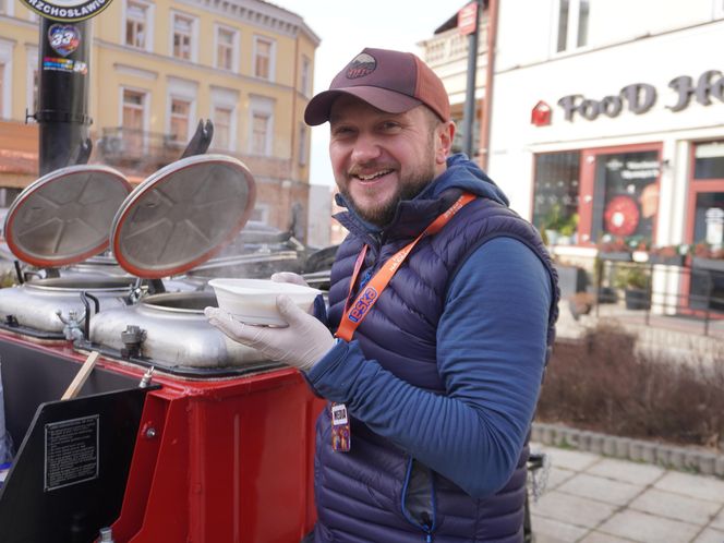 33. Finał Wielkiej Orkiestry Świątecznej Pomocy. Dziennikarze Radia ESKA rozgrzewają Tarnów pysznym żurkiem!