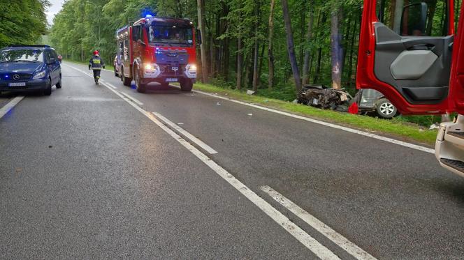 Niespokojna noc na gdańskich drogach. Dwa wypadki i uwięzieni ludzie w samochodach