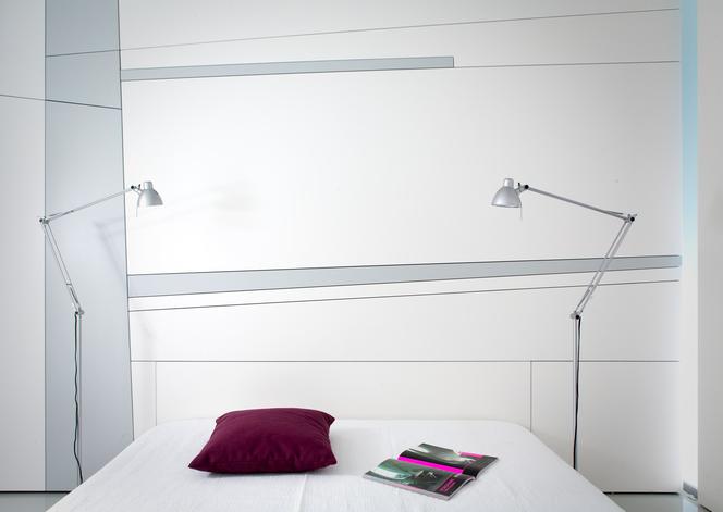 Biała minimalistyczna sypialnia