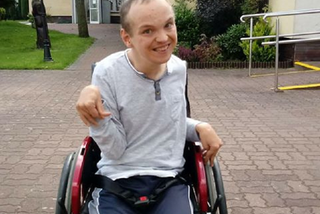 Zbierają pieniądze na odkupienie skradzionego samochodu niepełnosprawnego Piotra z wrocławskiej Leśnicy [AUDIO]