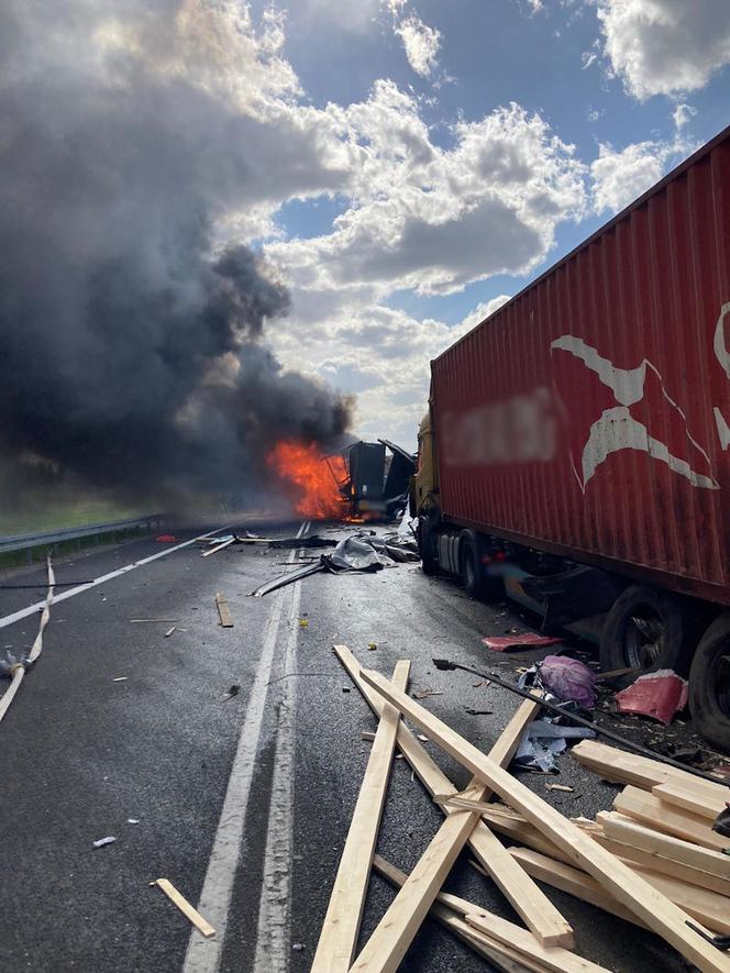 Wypadek na DK 16 między Barczewem a Biskupcem. Ciężarówka stanęła w płomieniach [ZDJĘCIA]