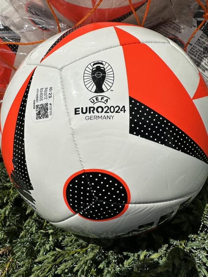 Luteranie w Szczyrku zbierają piłki z okazji EURO 2024 