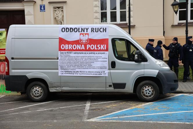 Protest rolników 20 marca przed Lubelskim Urzędem Wojewódzkim w Lublinie