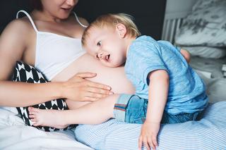 Ciążowe mleko wpływa na zdrowie dziecka. 5 faktów o karmieniu piersią w ciąży, które powinnaś znać