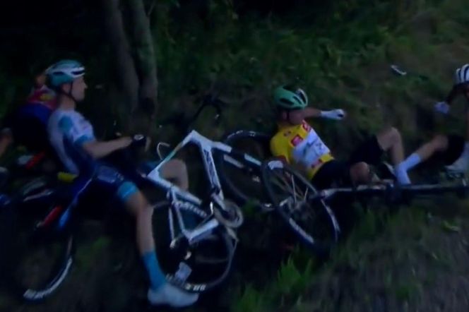Tour de Pologne 2025: Rafał Majka wziął udział w kraksie. Polak, lider TdP i rywale wylądowali w rowie