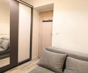 Nawet kojec dla psów jest większy niż to mieszkanie. Mikrokawalerka 8 mkw. do wynajęcia w Warszawie