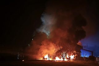 Pożar w Górach Wielkich. Ogień strawił cukiernię i warsztat samochodowy