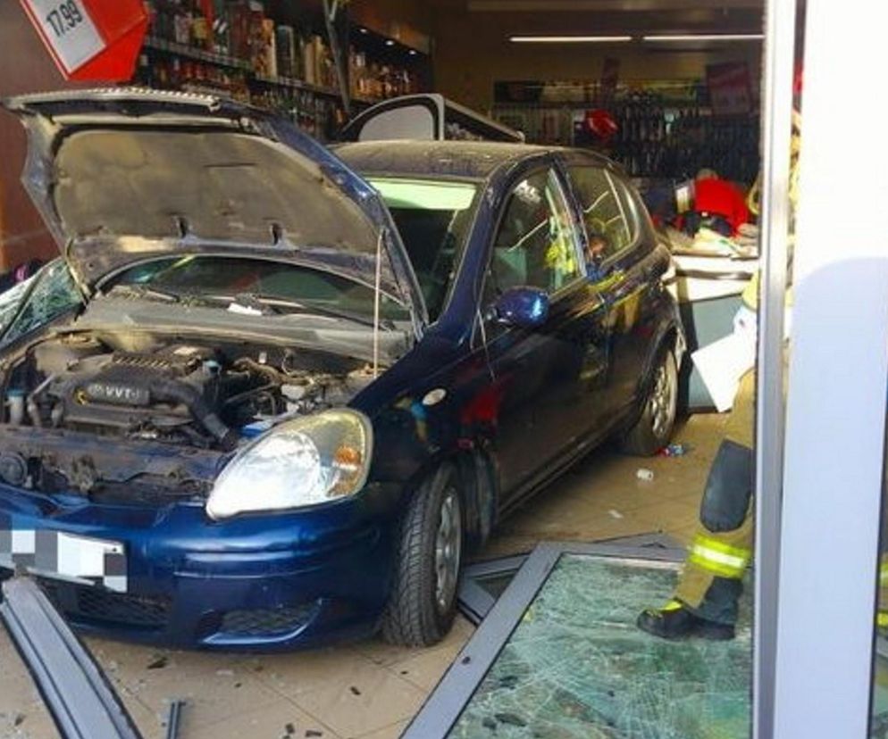 85-latek wjechał toyotą do sklepu. Kasjerka w szpitalu. Wypadek pod Kościanem [ZDJĘCIA]