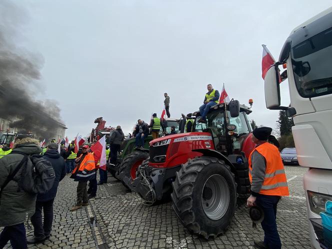 Protest rolników we Wrocławiu. Strajk wymyka się spod kontroli. Urząd Wojewódzki obrzucany jajkami