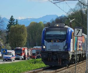 Pociąg zderzył się z osobówką! Są poszkodowani! Duże korki na zakopiance