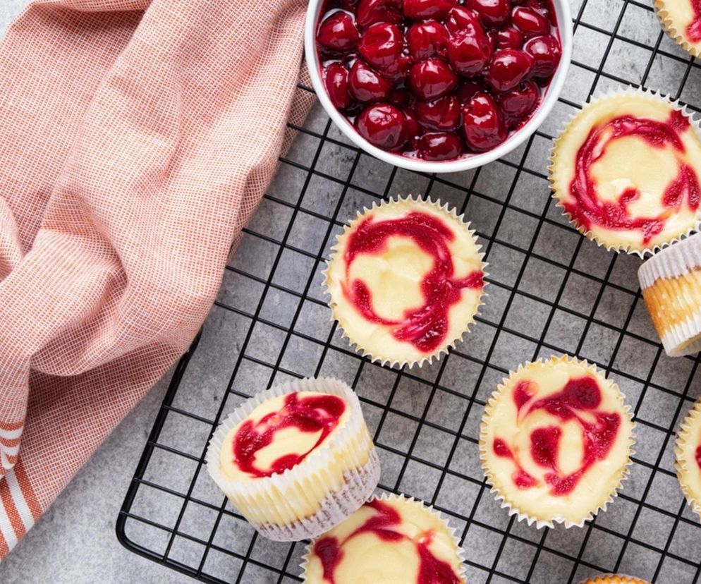 Zaskocz wszystkich tym prostym deserem. Mini serniczki to bomba