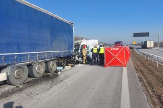 Bus wjechał w ciężarówkę, która stała w korku po poprzednim wypadku. Śmiertelny wypadek na S19