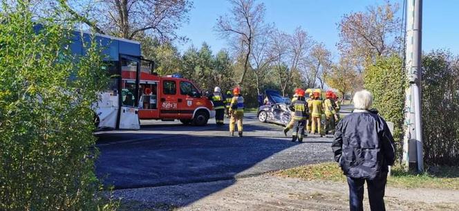Miedźno: Nissan uderzył w autobus z dziećmi. Kierowca uciekał przed policją [ZDJĘCIA]