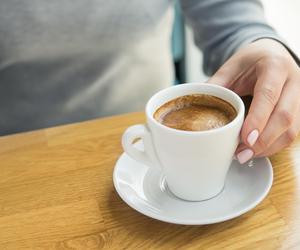Niepokój, ból głowy i drżenie rąk po kawie? W ten sposób organizm chce coś powiedzieć