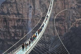 Najdłuższy szklany most na świecie! Odważyłbyś się po nim przejść? 