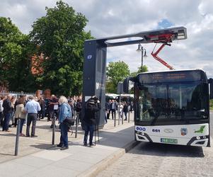 Toruń wkracza w nową erę komunikacji miejskiej. Oto nowe autobusy elektryczne i stacje do ładowania