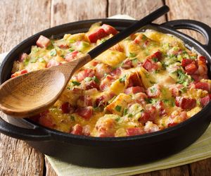 Błyskawiczna zapiekanka z mrożonek i szynki. Na szybki obiad lub ciepłą kolacją jak znalazł