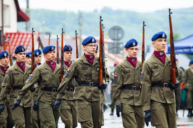 Uczniowie ZS nr 2 podczas Przeglądu Musztry Klas Mundurowych w Gromniku