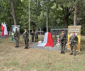 Młody żołnierz zginął na granicy z Białorusią. Odsłonili pomnik na jego cześć. „Niech będzie symbolem”