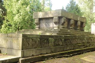 CHCĄ WYKOPAĆ ICH Z POWĄZEK.