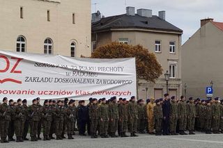Uczniowie klas mundurowych złożyli ślubowanie na radomskim rynku 