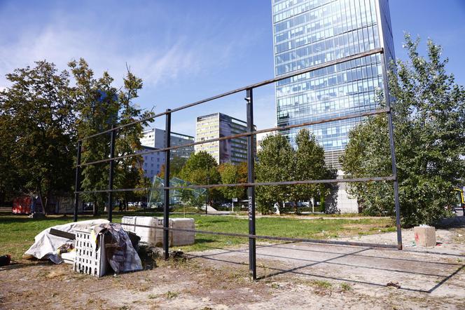 Uprzątnięta działka po Parku Miniatur Województwa Mazowieckiego w Warszawie