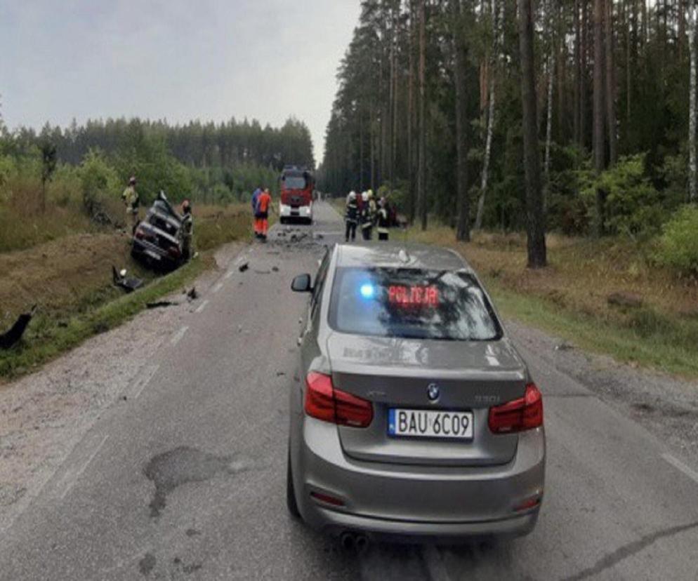 Groźny wypadek na DK 16 między Augustowem a Sejnami. Nie żyje mężczyzna, dwie osoby w szpitalu. DK 16 zablokowana