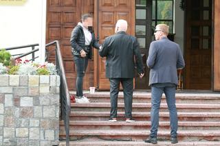 Pobożny Lech Wałęsa w kościele. Naprawdę zadał szyku, młodzieżowa fryzura