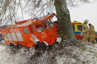 Strażacy wracali z wypadku, skończyli w szpitalu. Wóz wjechał w drzewo, koszmar na drogach
