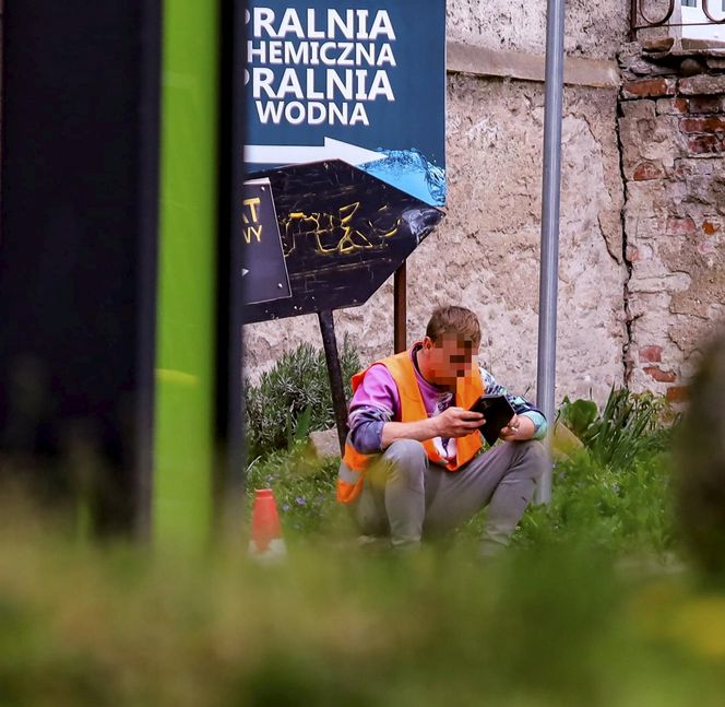 Tak wyglądają roboty drogowe w Ostródzie. Telefon zamiast łopaty. Ekipa rodem z memów