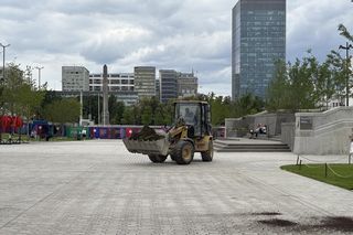 Absurd roku w Warszawie. Zrywają zieleń na nowym pl. Centralnym. Zamiast niej będzie beton