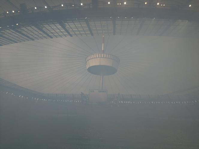 Przez dym na stadionie, sędzia musiał przerwać na chwilę mecz