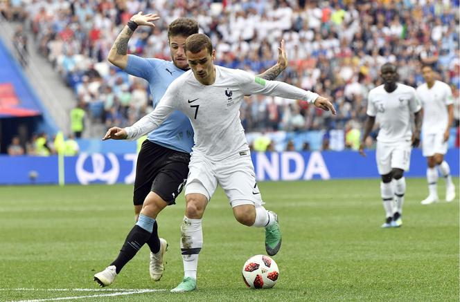MŚ Rosja 2018. Ćwierćfinał: Urugwaj-Francja: Nahitan Nandez i Antoine Griezmann